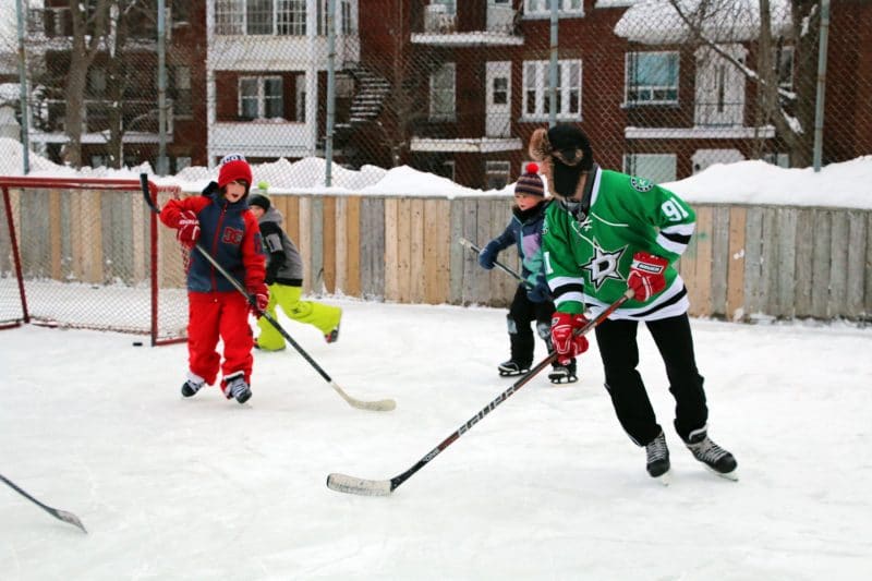 Photo d'une famille qui joue au hockey sur glace